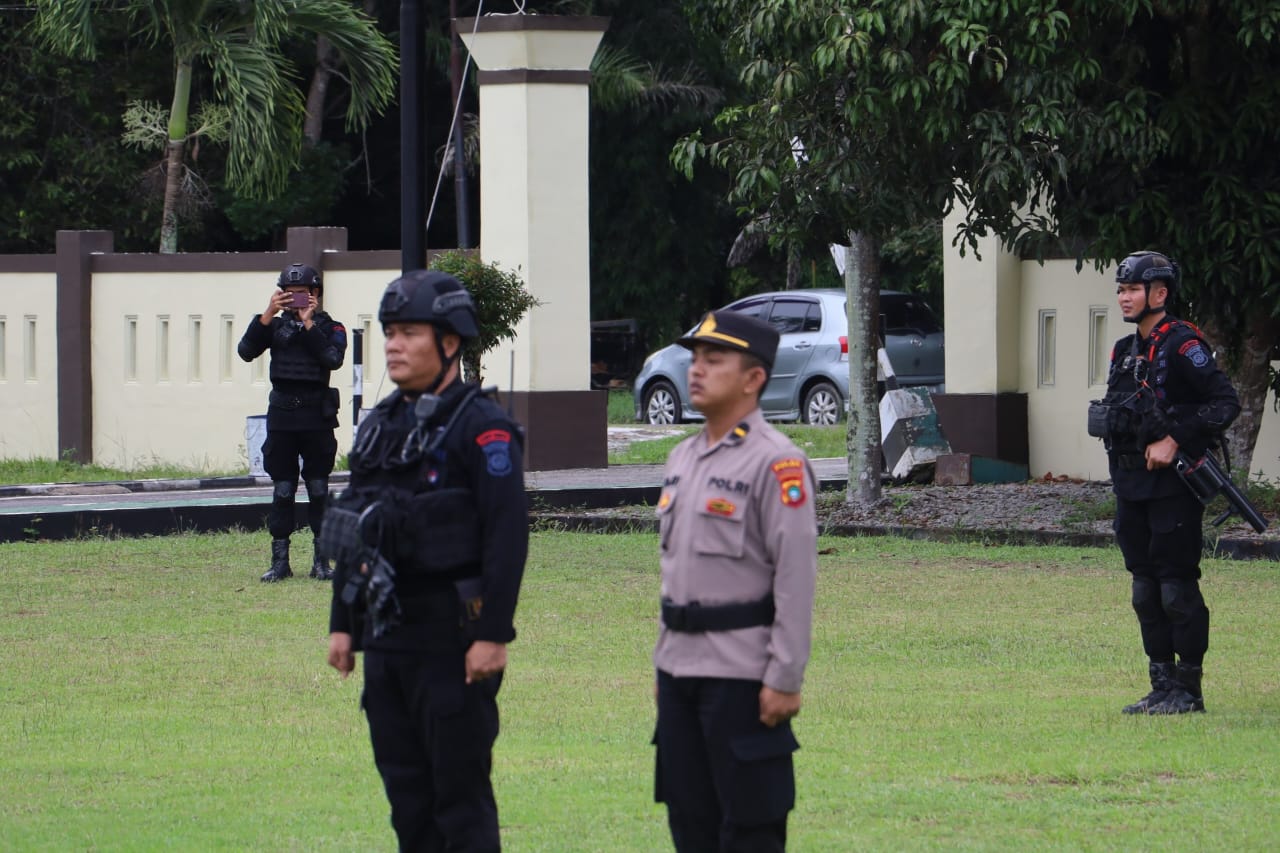 Kapolres Bangka Tengah AKBP Pradana Aditya Nugraha, S.H., S.I.K., dalam amanatnya menyampaikan apresiasi dan penghargaan yang tinggi kepada seluruh personel yang telah melaksanakan tugas dengan dedikasi tinggi.